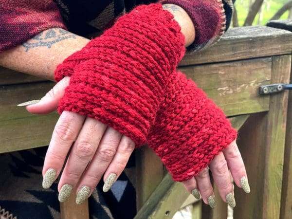 Welt Good Mitts by Natalie Thomas for YarnYAY! December Box #44. Learn more at YarnYAY.com!